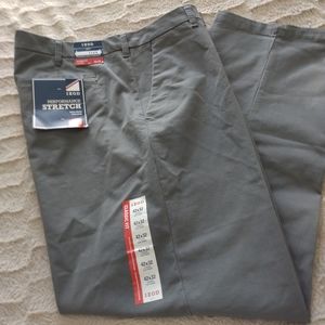 IZOD NWT performance stretch classis fit sz 42X32 Grey